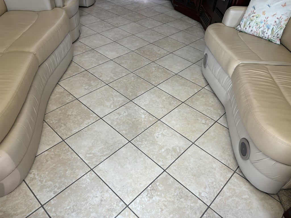 2011 Freightliner Xc Raised Rail Rear Engine Motor Home Chassis - $89,000